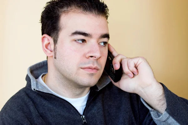 Mężczyzna rozmawia z jego telefonu — Zdjęcie stockowe