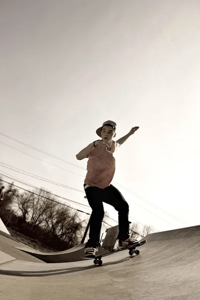 Skateboarder op een helling — Stockfoto