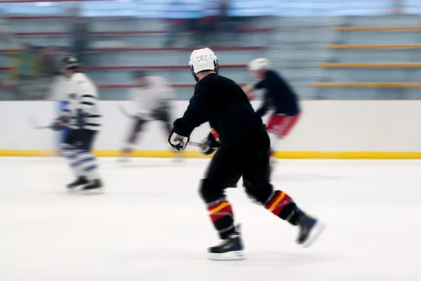 Hockeyspelare på isen — Stockfoto