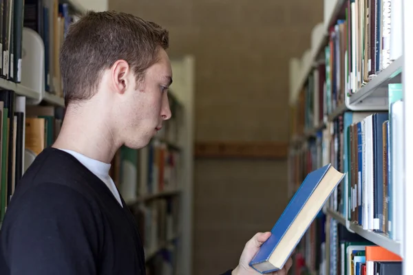 Student at the Library — Stock Photo, Image