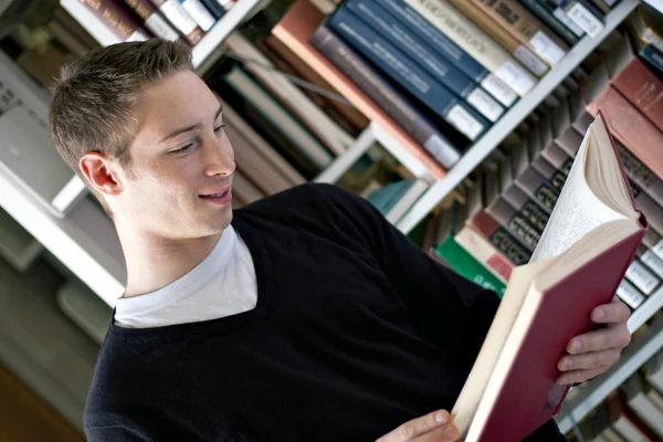 Reading at the Library — Stock Photo, Image