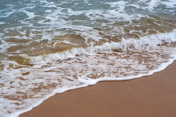 Bølger på stranda – stockfoto