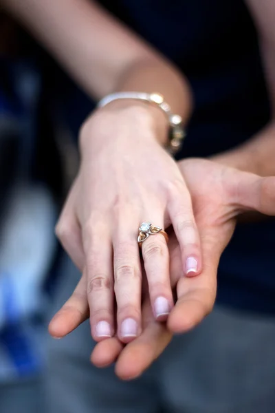 Nişan yüzüğü Çift — Stok fotoğraf