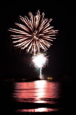 Fireworks yansımaları ile su üzerinde