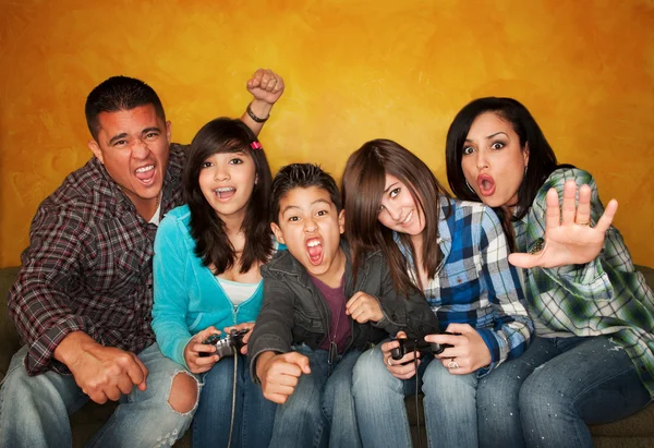 Familie spielt ein Videospiel — Stockfoto