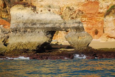 Lagos algarve Portekiz sarı kayalıklardan mağaralar