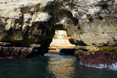 Lagos algarve Portekiz sarı kayalıklardan mağaralar