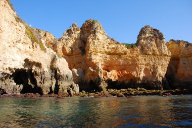 Lagos algarve Portekiz sarı kayalıklardan mağaralar