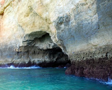 Lagos algarve Portekiz sarı kayalıklardan mağaralar