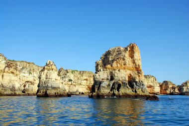 Sarı kayalıklarla Lagos algarve Portekiz