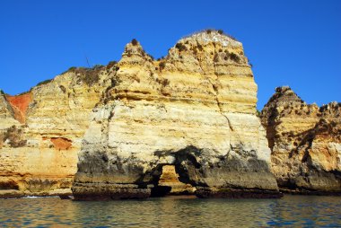 Sarı kayalıklarla Lagos algarve Portekiz