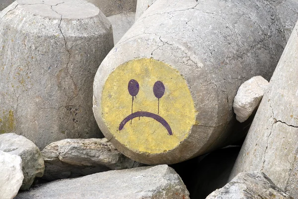 Bir kayanın üzerinde üzgün smiley — Stok fotoğraf