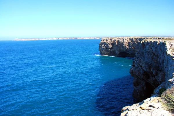 De monumentale kliffen aan de kust in de buurt van sagres punt in portugal — Stockfoto