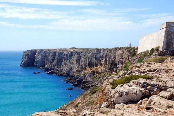 在海岸附近 sagres 点在葡萄牙的巨大峭壁 — 图库照片