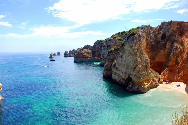 Скалы на пляже Дона-Ана, побережье Алгарве в Португалии — стоковое фото