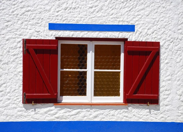 Venkovské okno v malé vesnici, porto covo, Portugalsko — Stock fotografie