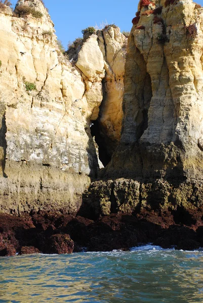 Grutas nas falésias amarelas em Lagos no Algarve Portugal — Fotografia de Stock