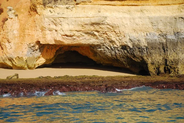 Cuevas en los acantilados amarillos en Lagos en el Algarve Portugal — Foto de Stock