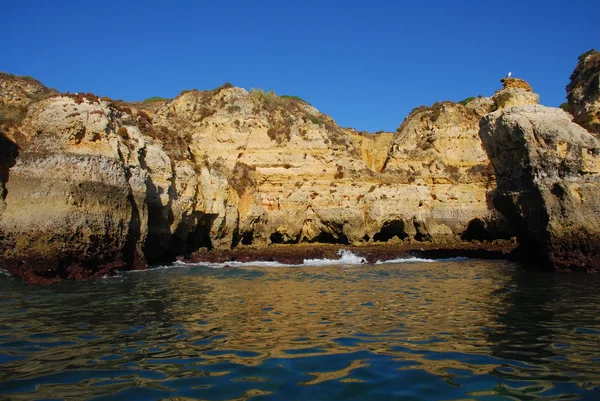 アルガルヴェ ポルトガルでラゴスの黄色の崖の洞窟します。 — ストック写真