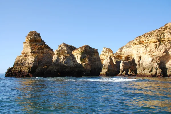 Grotte nelle scogliere gialle a Lagos in Algarve Portogallo — Foto Stock