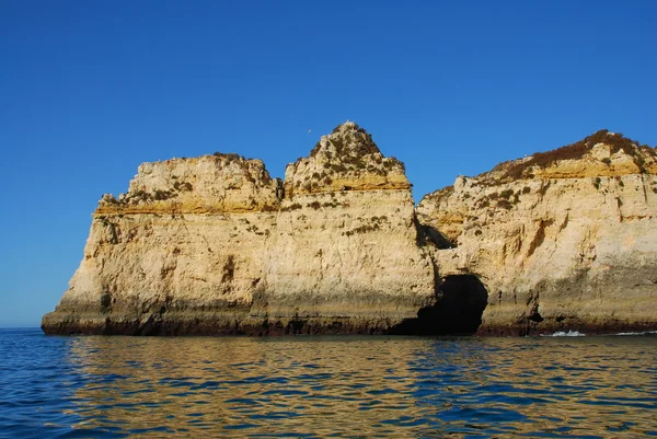 Grotte nelle scogliere gialle a Lagos in Algarve Portogallo — Foto Stock