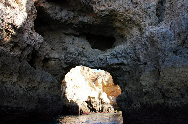Algarve 포르투갈에 있는 라고스에서 노란색 절벽에 동굴 — 스톡 사진