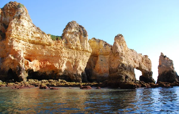Grutas nas falésias amarelas em Lagos no Algarve Portugal — Fotografia de Stock