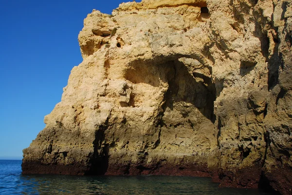 Cuevas en los acantilados amarillos en Lagos en el Algarve Portugal —  Fotos de Stock