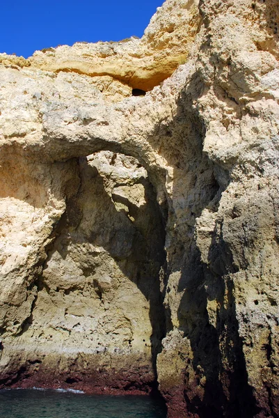 Barlangok a sziklák sárga, Lagos, Portugália algarve — Stock Fotó