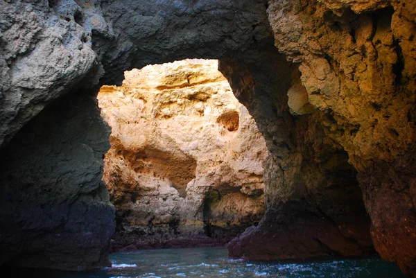 Höhlen in den Klippen gelb in lagos an der algarve portugal — Stockfoto