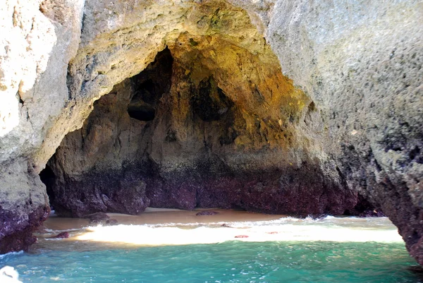 在黄色在拉各斯阿尔加威葡萄牙悬崖洞穴 — 图库照片