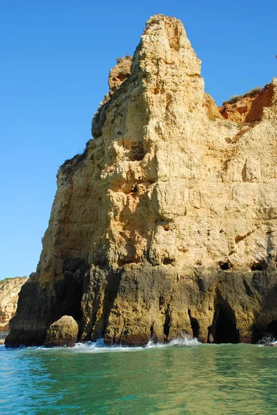 Grottor i klipporna gul i lagos i algarve portugal — Stockfoto