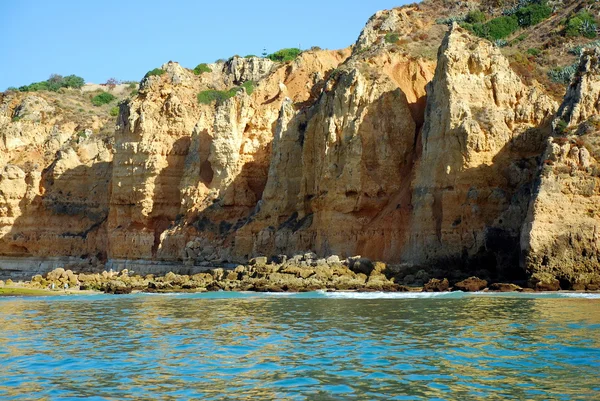 Grottes dans les falaises jaunes à Lagos en Algarve Portugal — Photo