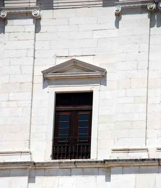 Janela do lado de fora do famoso Panteão Nacional de Lisboa — Fotografia de Stock