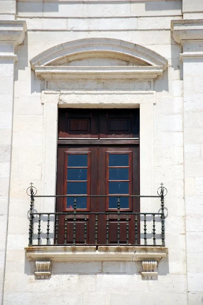 Okno mimo slavné národní Panteon v Lisabonu — Stock fotografie