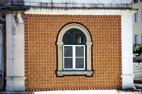 Okno typické portugalské v Lisabonu — Stock fotografie
