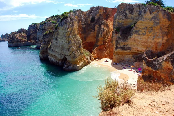 Scogliere sulla spiaggia di Dona Ana, costa dell'Algarve in Portogallo Immagini Stock Royalty Free