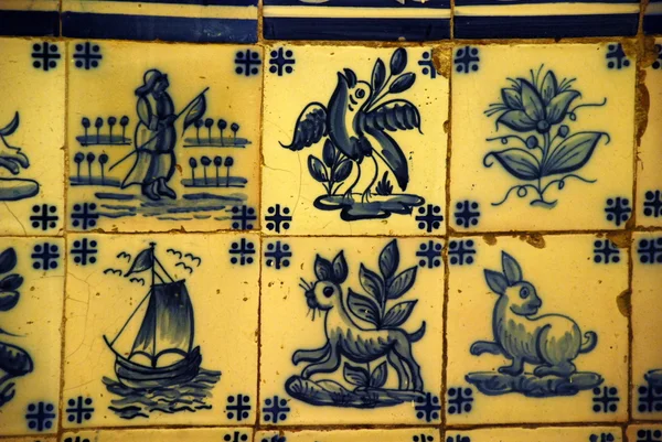 Beroemde Portugese blauw en wit decoratieve tegels ook bekend als azulejos — Stockfoto