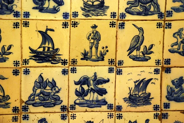 Famous portuguese blue and white decorative tiles also known as azulejos — Stock Photo, Image