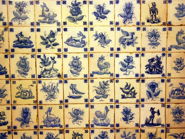 Slavné portugalské modré a bílé ozdobné dlaždice také známý jako azulejos — Stock fotografie