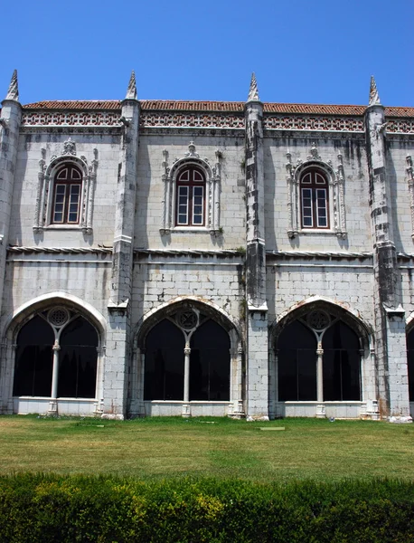 Tres ventanas fuera del Monasterio de Jerónimos en Lisboa, Portugal — Foto de Stock
