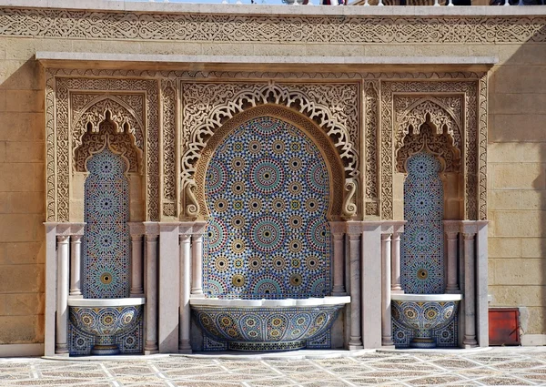 Typische Marokkaanse betegelde fontein in de stad van rabat, — Stockfoto