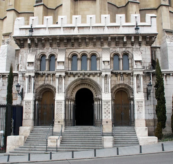 Porta da igreja na entrada da catedral do Almudena — Stock Photo, Image