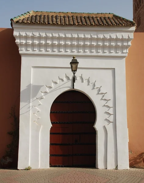 Białą surround masywne drzwi drewniane — Zdjęcie stockowe