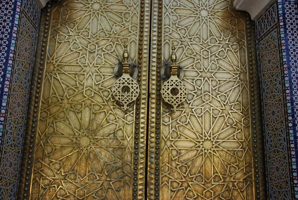 Puerta de bronce del Palacio Real en Fez — Foto de Stock