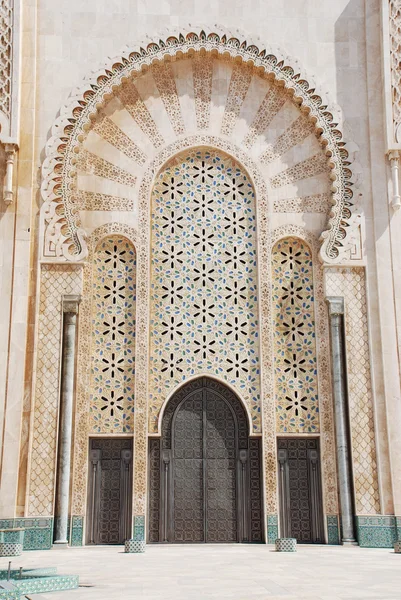在卡萨布兰卡，摩洛哥哈桑二世清真寺的门 — 图库照片