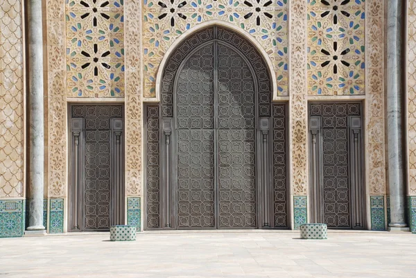 Porta em Mesquita Hassan II em Casablanca, Marrocos — Fotografia de Stock