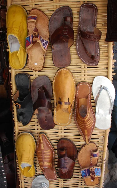 Разноцветная выравнивание арабской обуви в магазине — стоковое фото