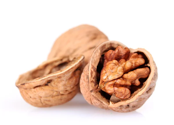 Вкусные грецкие орехи изолированы на белом — стоковое фото