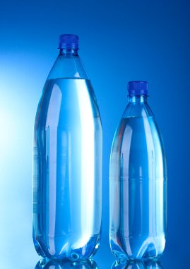 mavi zemin üzerine su iki plastik şişe